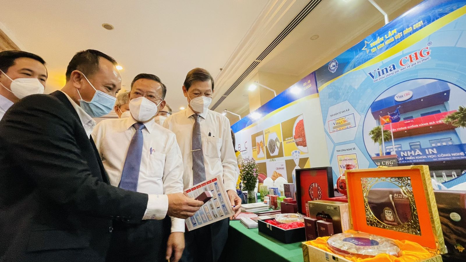 Vina CHG General Director Nguyen Viet Hong introduces products in Vina CHG and Phu Hong Thanh's booths.